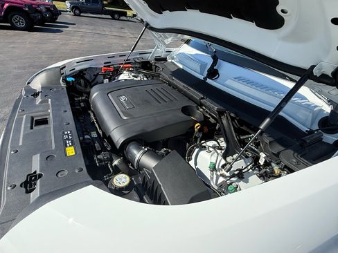 Used 2024 Land Rover Defender 110 S image 51