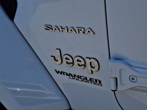 Used 2018 Jeep Wrangler Unlimited Sahara w/ Cold Weather Group image 32