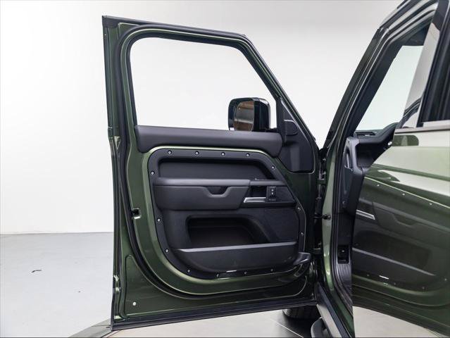 New 2026 Land Rover Defender 130 X-Dynamic SE AWD/4WD image 24