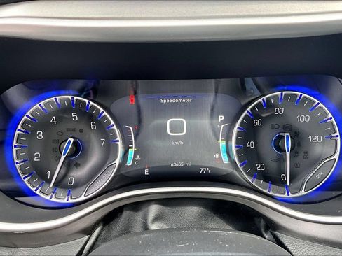 Used 2023 Chrysler Pacifica Touring-L FWD image 13