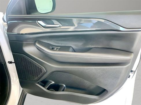 Used 2023 Jeep Grand Cherokee Laredo image 28