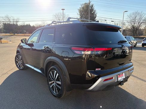 Used 2025 Nissan Pathfinder Platinum w/ Black Appearance Package image 7