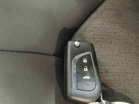 Used 2021 Toyota Camry LE w/ Carpet Mat Package (TMS) FWD image 32
