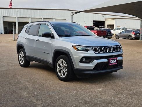 Used 2024 Jeep Compass Latitude AWD/4WD image 3
