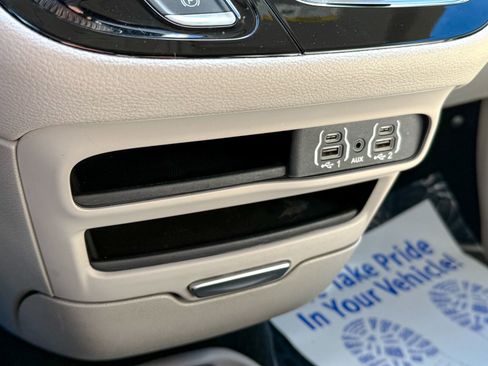 Used 2021 Chrysler Pacifica Touring-L image 6