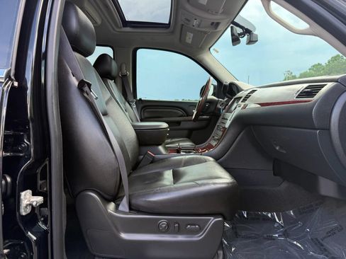 Used 2011 Cadillac Escalade Premium RWD image 18