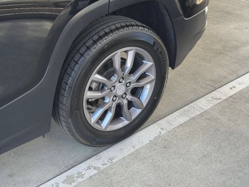 Used 2024 GMC Terrain SLT AWD/4WD image 28