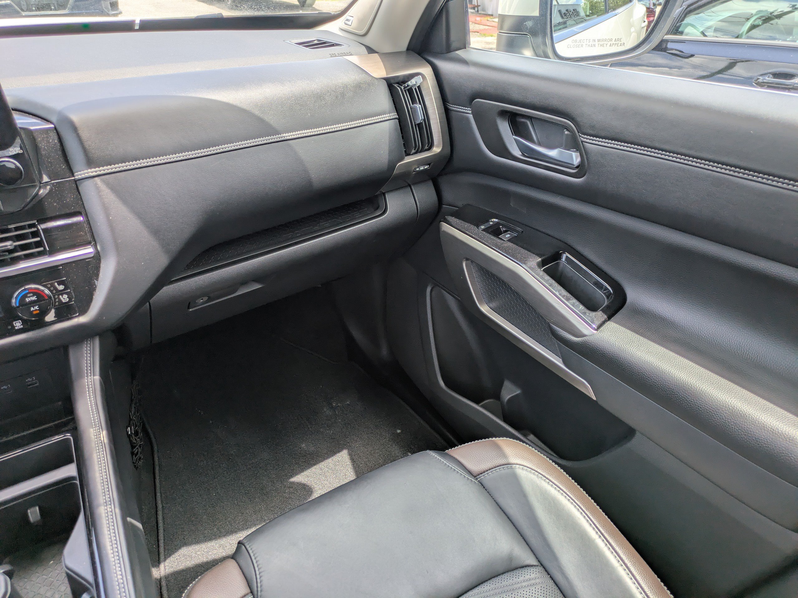 Used 2023 Nissan Pathfinder Platinum w/ Black Appearance Package AWD/4WD image 15