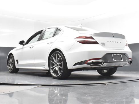 Used 2025 Genesis G70 2.5T image 12