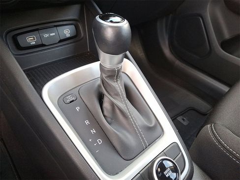 Used 2023 Hyundai Venue SEL image 16