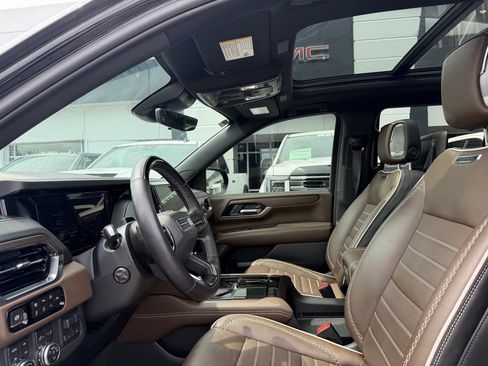 Used 2025 GMC Yukon Denali Ultimate AWD/4WD image 13
