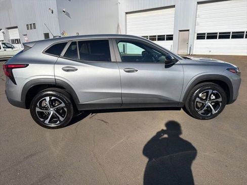 Used 2024 Chevrolet Trax RS w/ Driver Confidence Package FWD image 2
