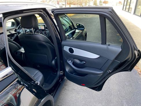 Used 2019 Mercedes-Benz GLC 300 4MATIC w/ Premium Package image 16
