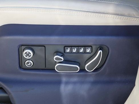 Used 2023 Bentley Bentayga Extended Wheelbase image 19