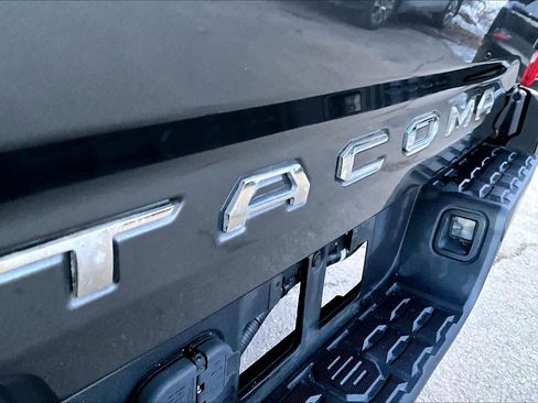 Used 2019 Toyota Tacoma TRD Sport w/ Technology Package image 10