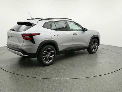 Used 2025 Chevrolet Trax LT FWD image 9