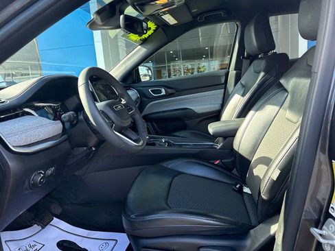 Used 2023 Jeep Compass Latitude image 11