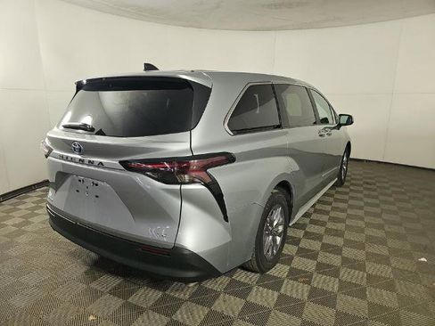 Used 2025 Toyota Sienna LE AWD/4WD image 4