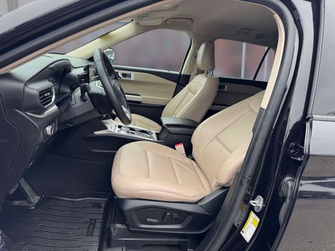 Used 2022 Ford Explorer XLT w/ Equipment Group 202A image 12