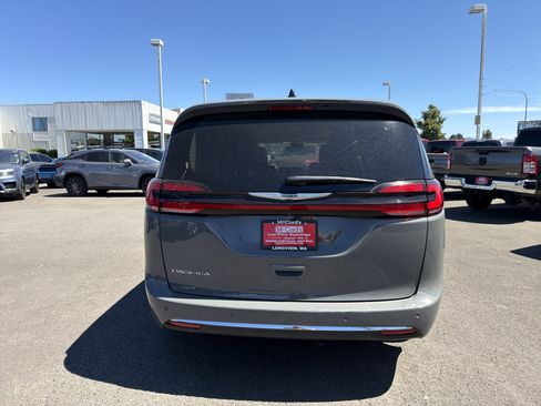 Used 2023 Chrysler Pacifica Touring-L FWD image 4
