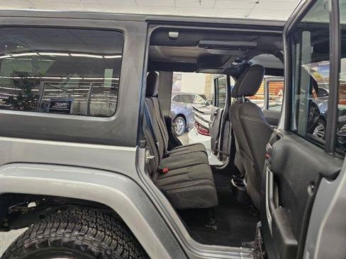 Used 2017 Jeep Wrangler Unlimited Sahara AWD/4WD image 32