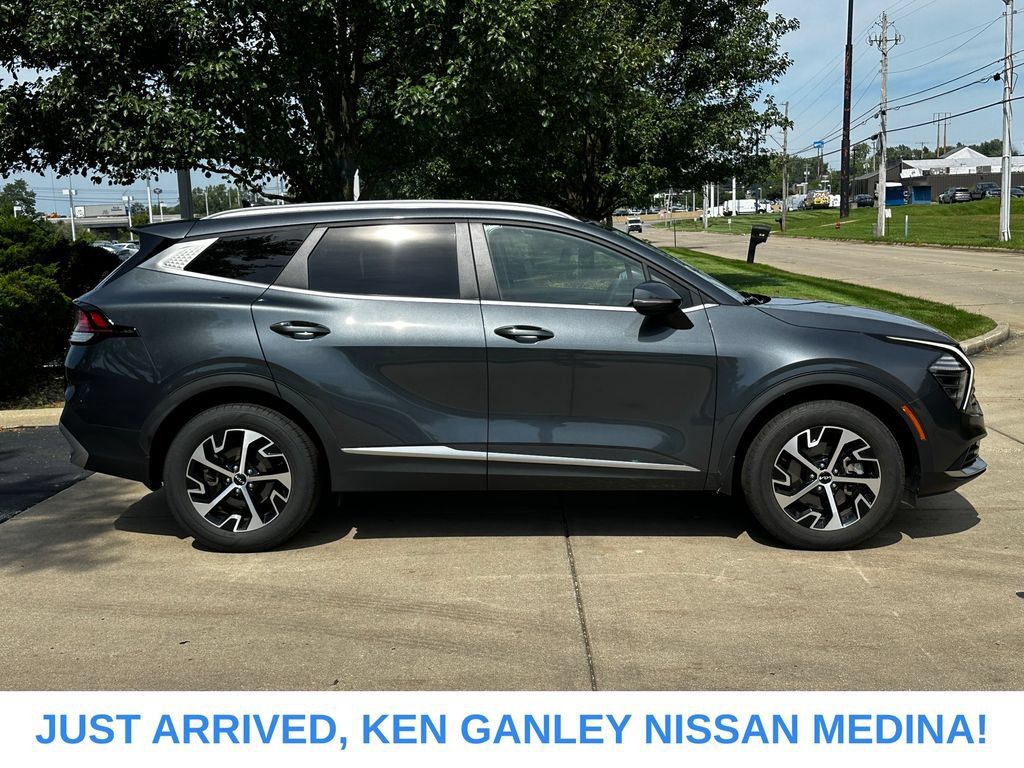 Used 2024 Kia Sportage EX AWD/4WD image 2