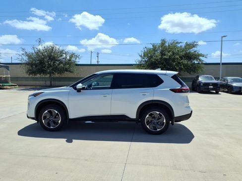 Used 2024 Nissan Rogue SV FWD image 2