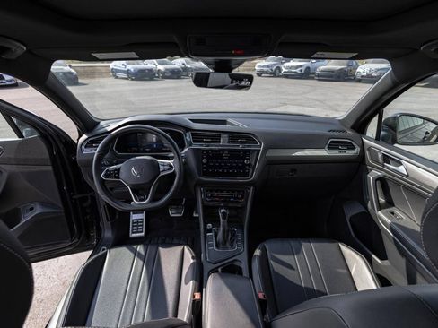 Used 2022 Volkswagen Tiguan SE R-Line image 8