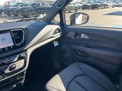 New 2026 Chrysler Pacifica Select image 17