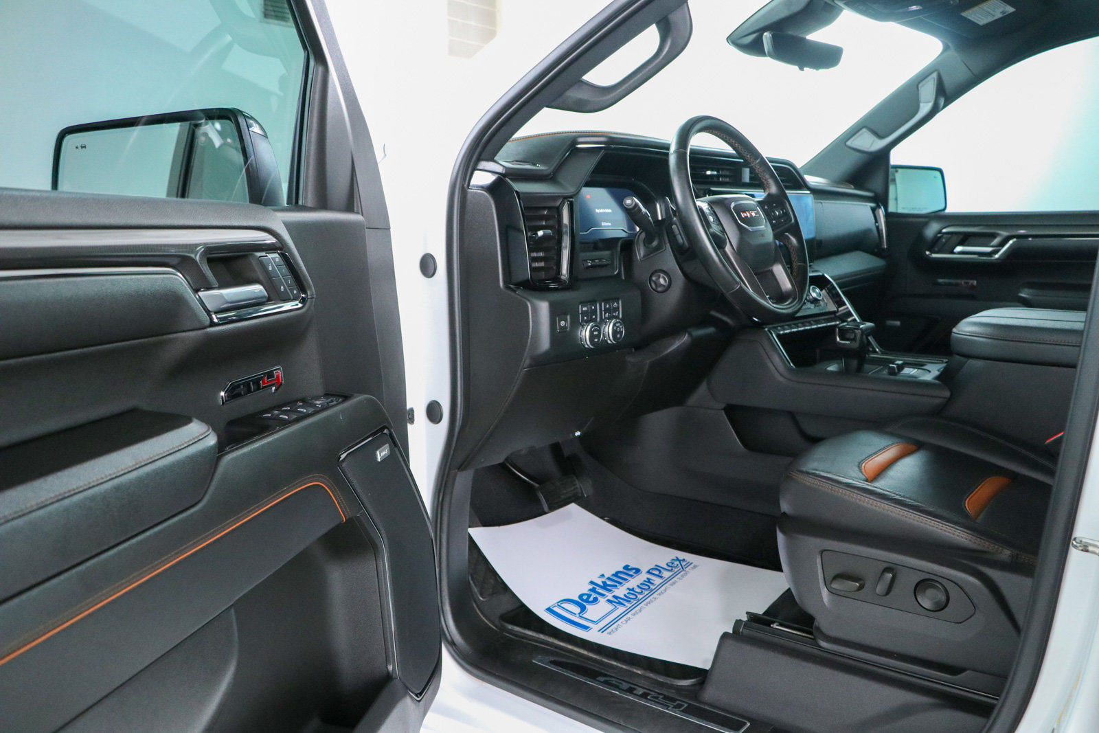 Used 2024 GMC Sierra 1500 AT4 w/ Technology Package AWD/4WD image 3