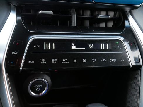 Used 2024 Toyota Venza XLE image 28