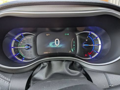 Used 2023 Chrysler Pacifica Touring-L FWD image 20