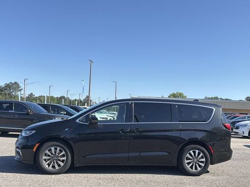 Used 2023 Chrysler Pacifica Touring-L FWD image 11