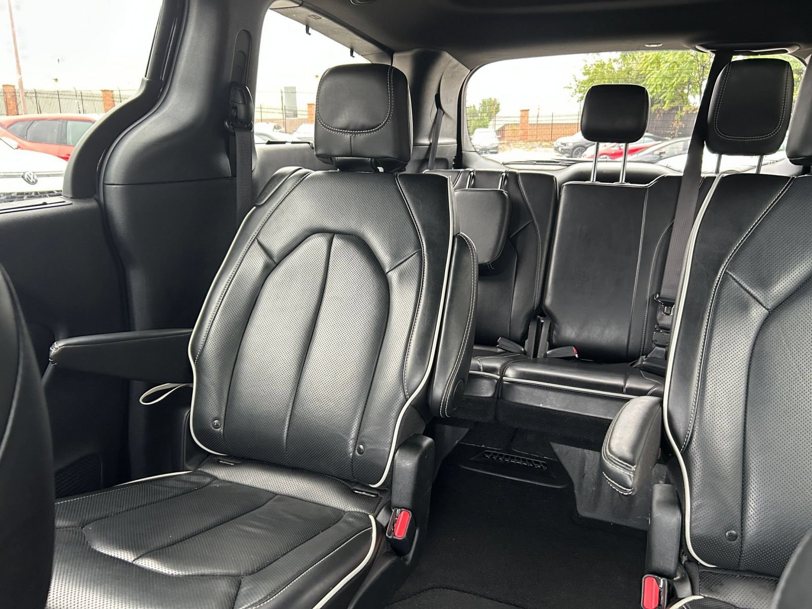 Used 2025 Chrysler Pacifica Limited FWD image 37