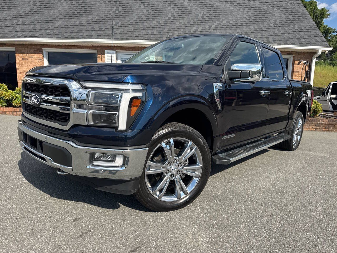 Used 2024 Ford F150 Lariat w/ Equipment Group 502A High AWD/4WD image 3