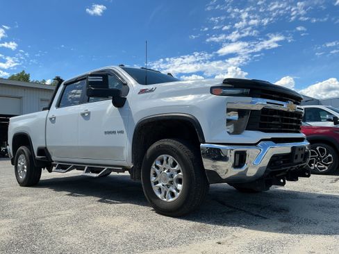 Used 2024 Chevrolet Silverado 3500 LT w/ Convenience Package AWD/4WD image 2