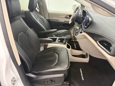 Used 2018 Chrysler Pacifica Limited w/ Tire & Wheel Group FWD image 38