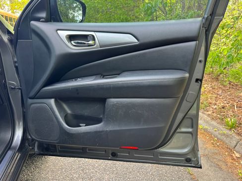 Used 2017 Nissan Pathfinder SL w/ SL Tech Package image 11