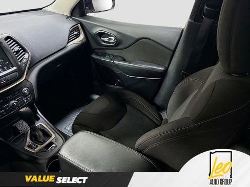 Used 2017 Jeep Cherokee Latitude w/ Cold Weather Group FWD image 22