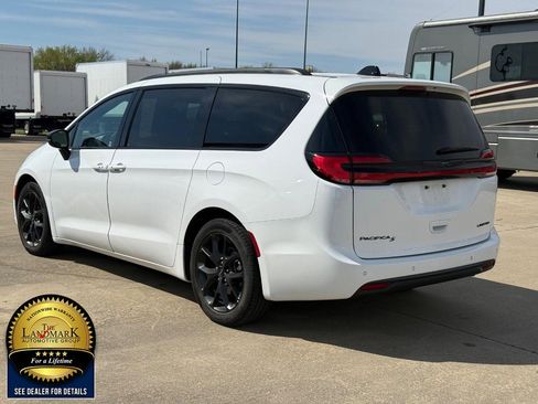Used 2025 Chrysler Pacifica Limited image 7