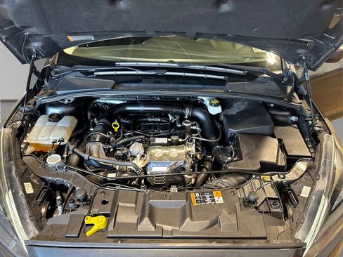 Used 2018 Ford Focus SE w/ SE Appearance Package FWD image 15