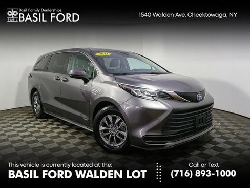 Used 2021 Toyota Sienna LE image 1
