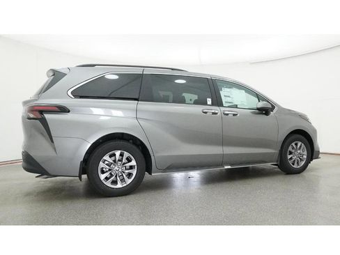 New 2026 Toyota Sienna XLE image 26
