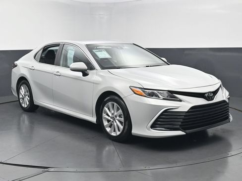 Used 2024 Toyota Camry LE FWD image 5