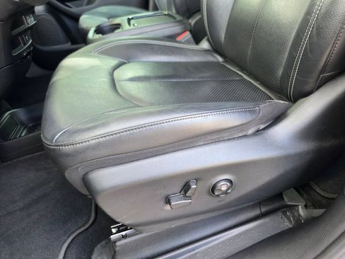Used 2022 Chrysler Pacifica Touring-L w/ S Appearance Package FWD image 12