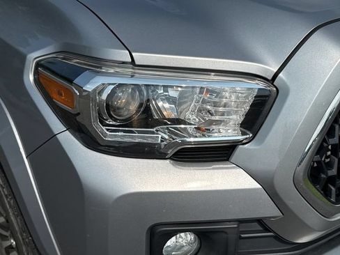 Used 2018 Toyota Tacoma TRD Sport AWD/4WD image 12