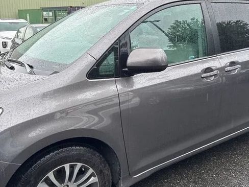 Used 2018 Toyota Sienna XLE w/ XLE Navigation Package FWD image 2
