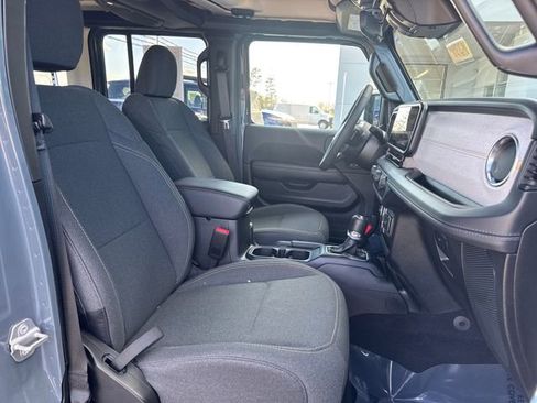 Used 2025 Jeep Wrangler Unlimited Sahara AWD/4WD image 39