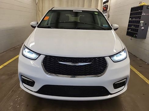 Used 2023 Chrysler Pacifica Touring-L FWD image 3