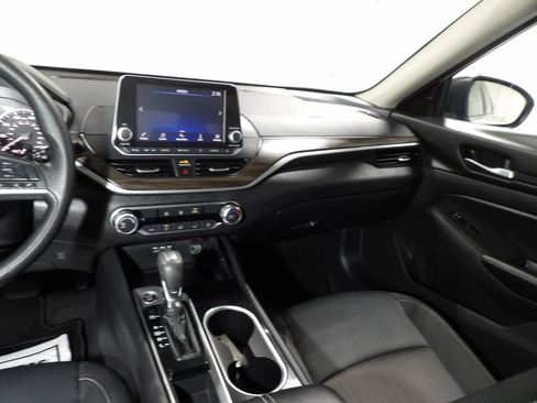 Used 2024 Nissan Altima 2.5 SV FWD image 14